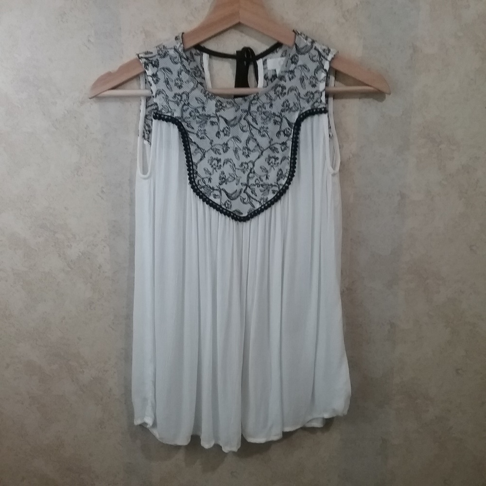 women"s charmimg charlie white blouse size S (AA22